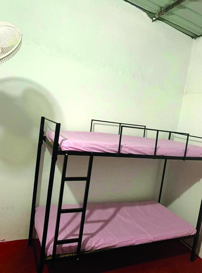 Hostel Seinfeld's *